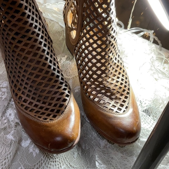 Freebird by Steven. Made in Mexico.  Leather sole.  Size 10.  Lattice pattern. - Picture 14 of 16